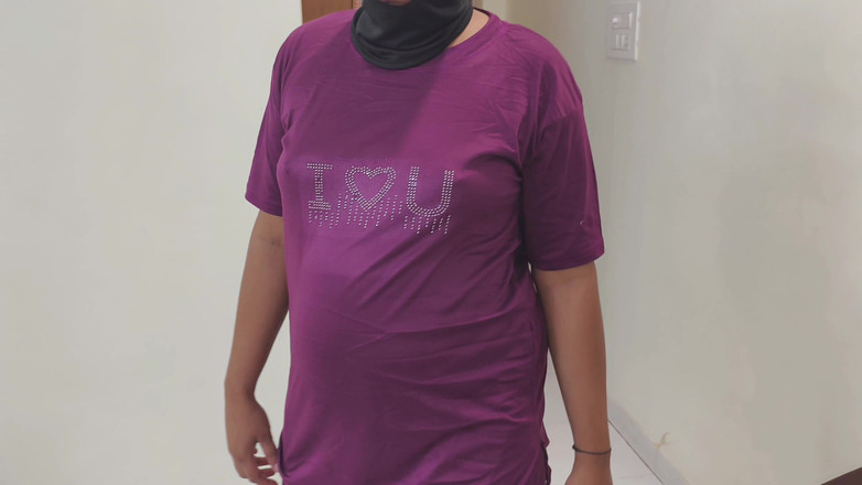 BadMash_Bhabhi: La milf indiana invita un grosso cazzo di toro quando...