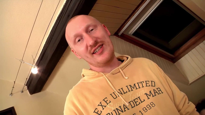 DEUTSCHLAN PORNO XXX: ブルネットは二人の男に甘やかされる。素晴らしい屋外3P!