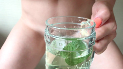 Anna Shpilman: 在玻璃里撒尿