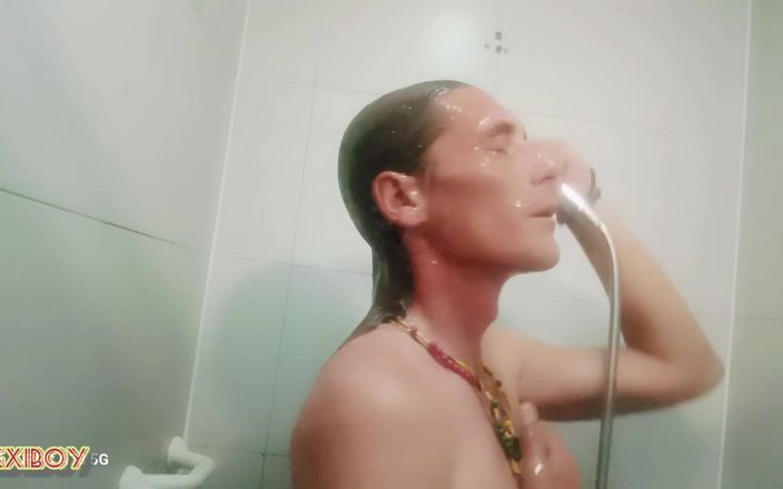 Sexi boy skinny nice: Junge blondine nimmt sich beim duschen auf