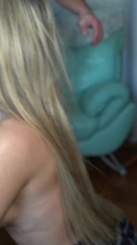 Ragazza bionda con un corpo perfetto viene scopata da due cazzi