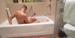 GayDuplo: Ein weiteres Hotel, ein weiteres Chillen in Bad und Dusche...