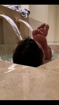 Deusa Kiffa - adoração sexy do pé molhado no spa jacuzzi