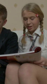 Właśnie skończyła osiemnaście lat, a Marina Laurinova, rosyjska dziwka ze złotymi włosami, uwielbia doświadczać seksualnej przyjemności