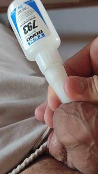 Senza Tagli, Spargere Completamente La Colla Liquida Sul Glande.