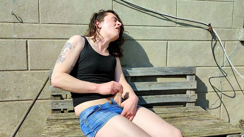 Sara B: Sara açık havada mastürbasyon yapıyor