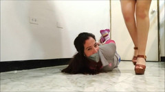 Selfgags Latina Bondage: Uzemnění macechy svazováním