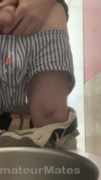 Chico Heterosexual Amateur Tratando De Ser Atrapado En Orinal Público