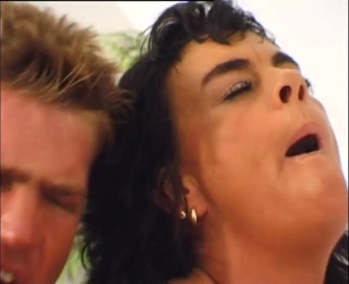 Berlin Orgy: Tante sange didobel penetrasi saat di-gangbang