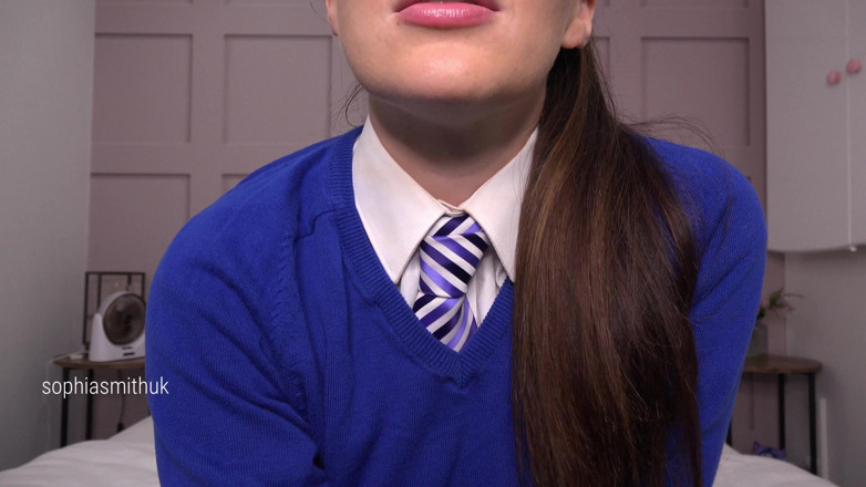 SophiaSmithUK: Une étudiante salope fait une branlette à son prof