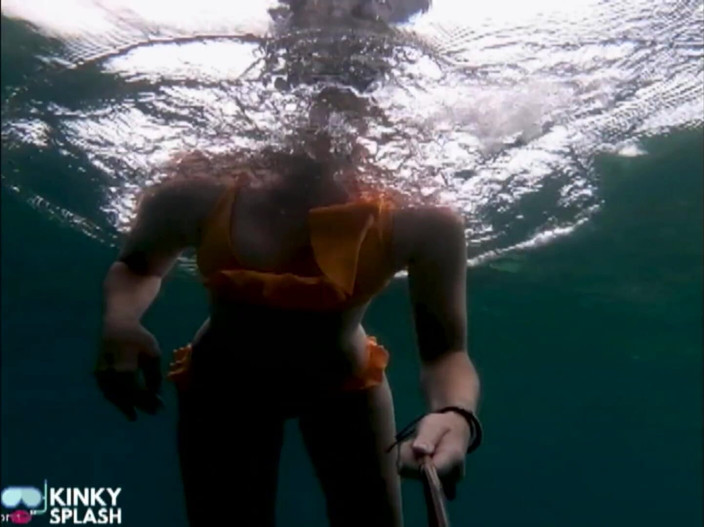 UKCuteGirl Lucy Lauren: Curvă snorkel: bikini strâmt, mască de scufundare și tachinare subacvatice Fin