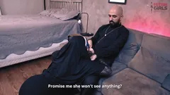 Rahibe Madalena götüne güzel bir boşalma yapıyor, rahip izlerken dölünü dışarı çıkarıyor çok yaramaz.