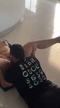Los cuerpos perfectos en el gimnasio tienen sus jugos que fluyen