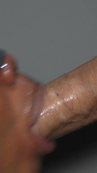 POV avsugning med ebenholts slampig mun som älskar att svälja min sperma