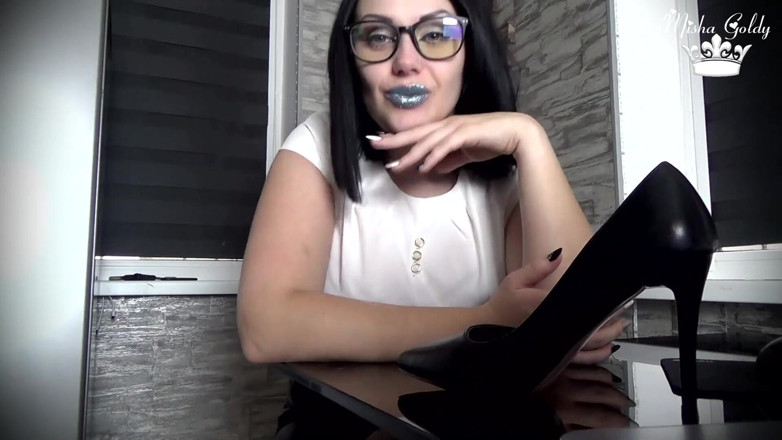 Goddess Misha Goldy: Renifle mes pieds en nylon, petite tapette !