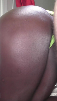 Afro petite figa prende un grosso cazzo e un grosso carico