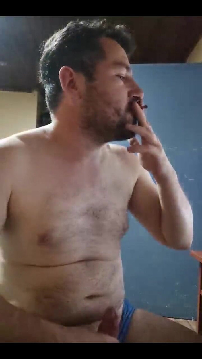 Rokkuman: Cewek sange ini lagi asik masturbasi sambil merokok di rumah