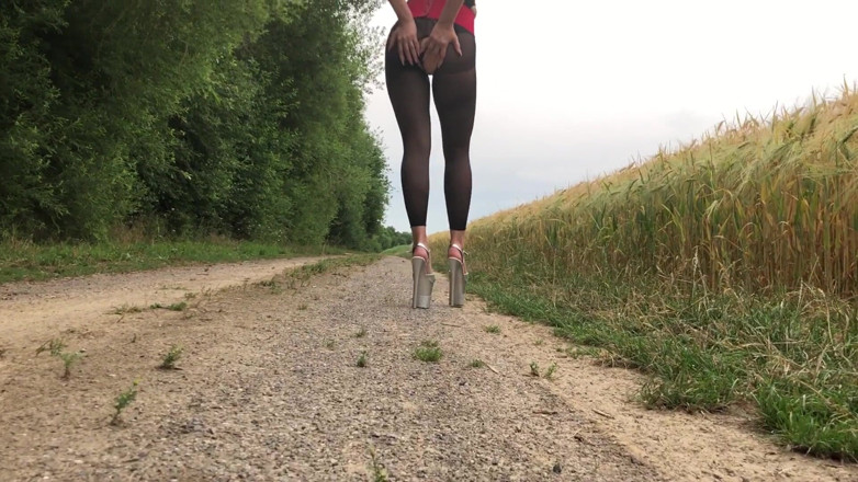 Goddess Lena: Meando con mis talones