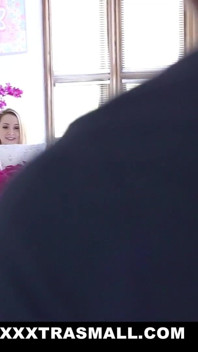 보지를 면도하는 겸둥이 금발 십대