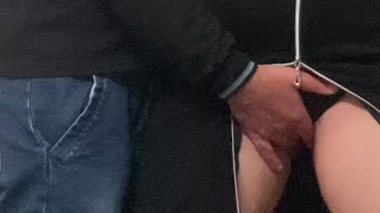 Niki studio: Uff!! Alcuni sconosciuti dita sporche mi hanno strofinato la figa...