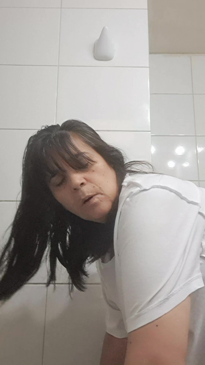 Mommy big hairy pussy: Anne sürpriz ve dölleme bekleme banyosu tarafından sikiliyor