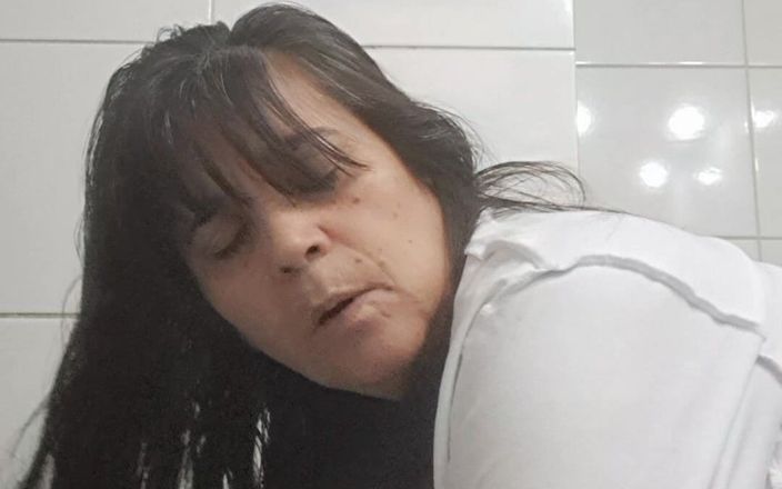 Mommy big hairy pussy: Mama futută de Surpriză și ejaculare în baie