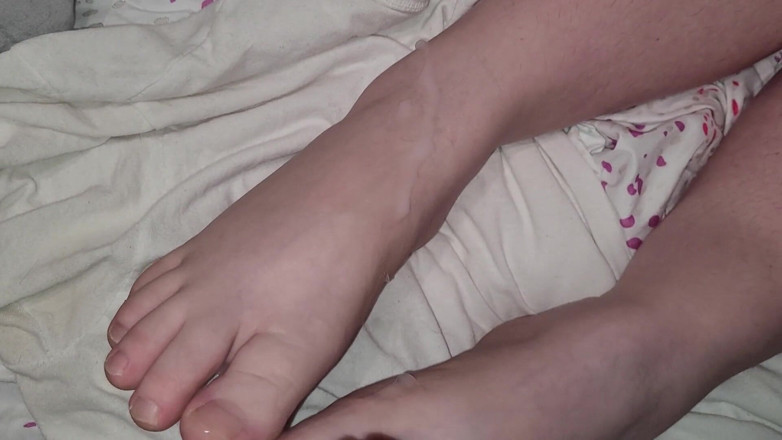 On cloud sixty nine: Cumming on Pregnant Wife's Toes