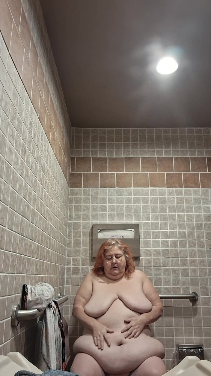BBW nurse Vicki adventures with friends: Медсестра з великою красунею Вікі танцює і роздягається у ванній!