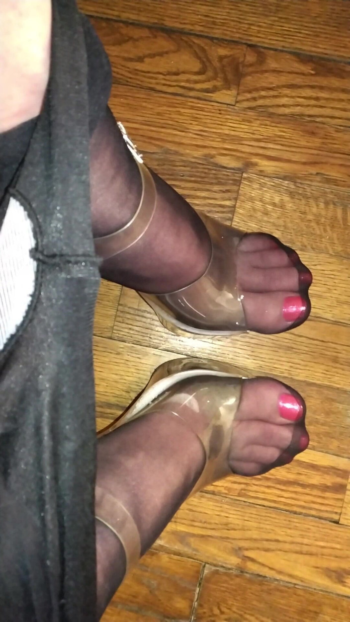 Pantyhose Jasmine: Pedicure Preta De Meia-calça Vermelha Acariciando Meu Pau Na Meia-calça