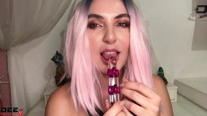 Dee Fantasy: La ragazza sexy gioca con la figa e si scopa...