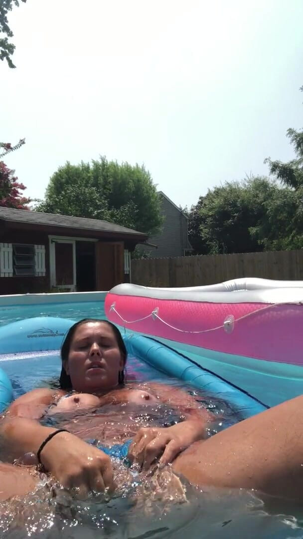 Livvie locke productions: Esguicho na piscina