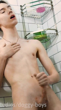 เด็กอาบน้ําชักว่าวน้ําเงี่ยนไหลเยิ้มของเขา