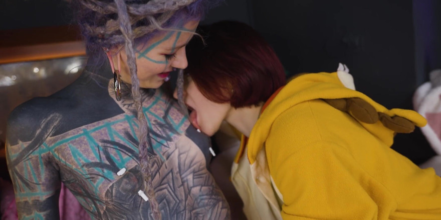 Miss Flora: Pelea de almohadas y diversión lésbica con Anuskatzz