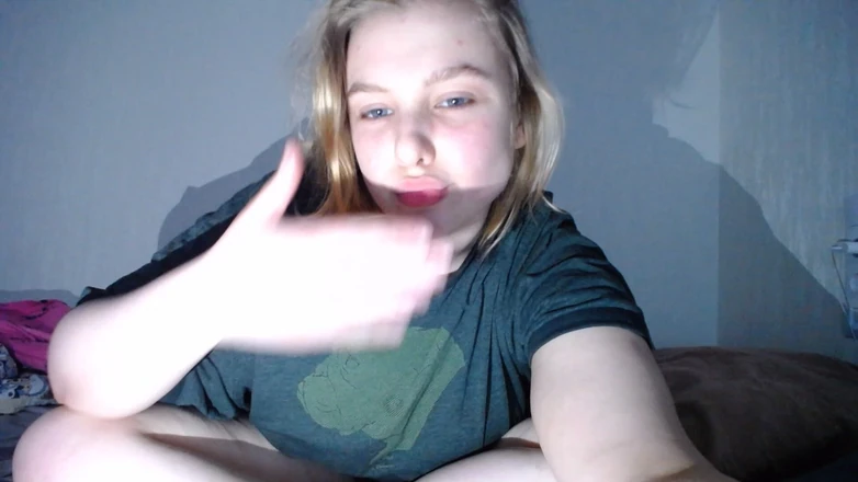 JuiceLussie: Masturbating After Waking up