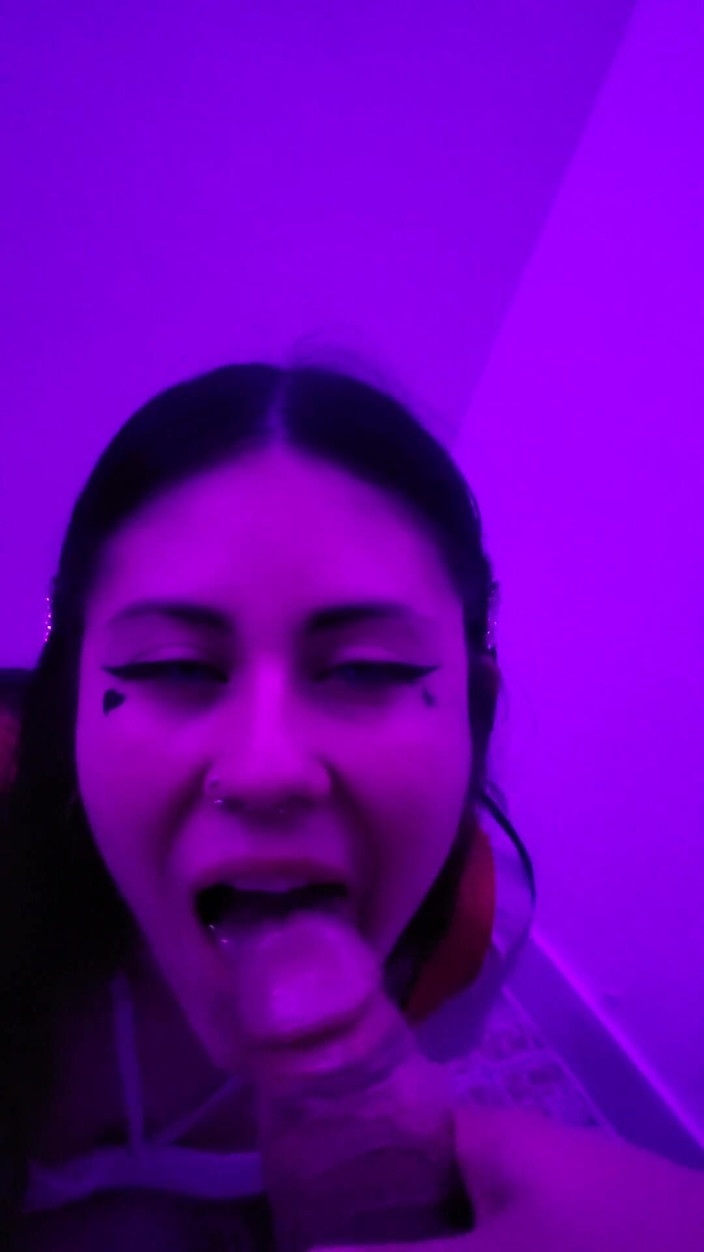 DherlyDoll: Krásná školačka Dherlydoll mi dává lahodné hluboké kouření a nedbalý výstřik...