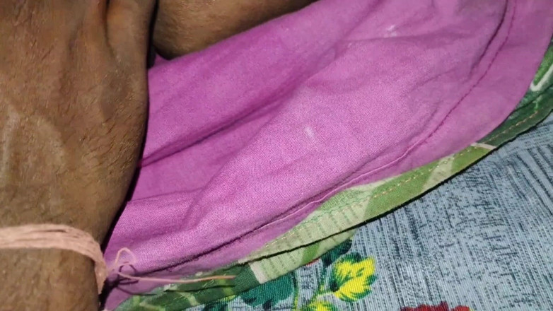 Hubby 23: Uma esposa indiana está dedilhando-se