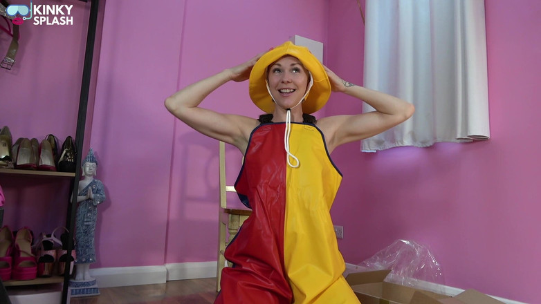 UKCuteGirl Lucy Lauren: Farmerrain Rainwear Unbox - Vinyl Pinafores, Südwesten, Mitten &amp; wet fantasy