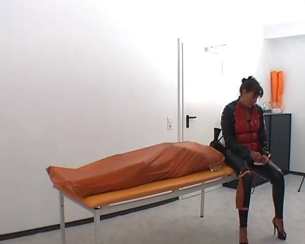 Rubber & Clinic Studio - 1ATOYS: Dịch vụ đi tiểu đặc biệt trong cao su