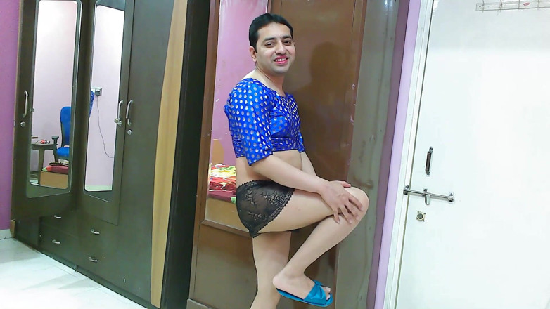 Cute & Nude Crossdresser: Süßer sissy-transvestiert femboy Süßer Lutscher in top und shorts.