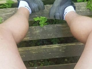 Skittle uk: Ejaculare mare pe picioarele mele goale în pădure