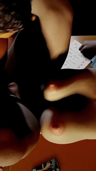 Bowsette spreizt ihre beine auf einem Schreibtisch | Super mario porno-parodie