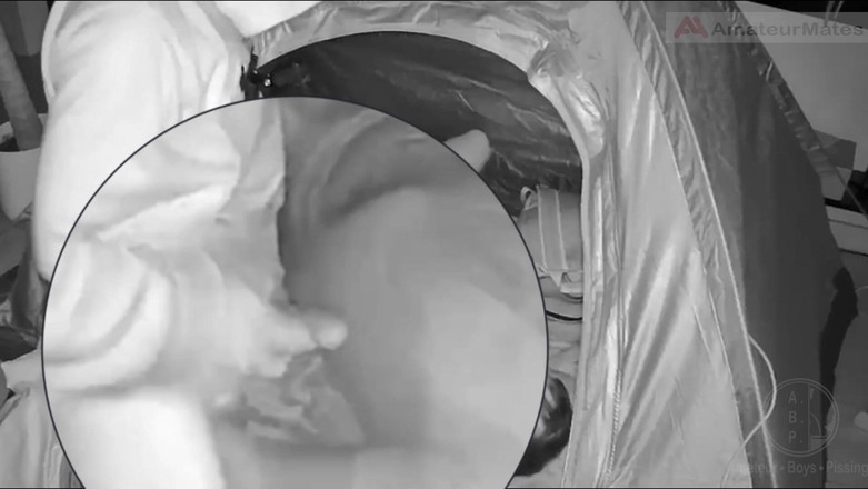 AmateurBoysPissing: Во Время Его Пробежки Мужик Обнаруживает Молодого Кемпера И Подчиняет Его - Застукали В Ночном Видении Перед Камерой