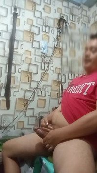 Tatăl vitreg sexy a cărui cameră este chiar lângă a mea este altceva- e frumos, și are și el o pulă uriașă