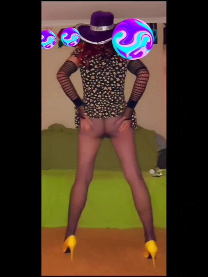 Lizzaali: Little flower dress and pantyhose teaser