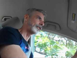 Man Puppy: Rijden naar de universiteit- papa reus 2