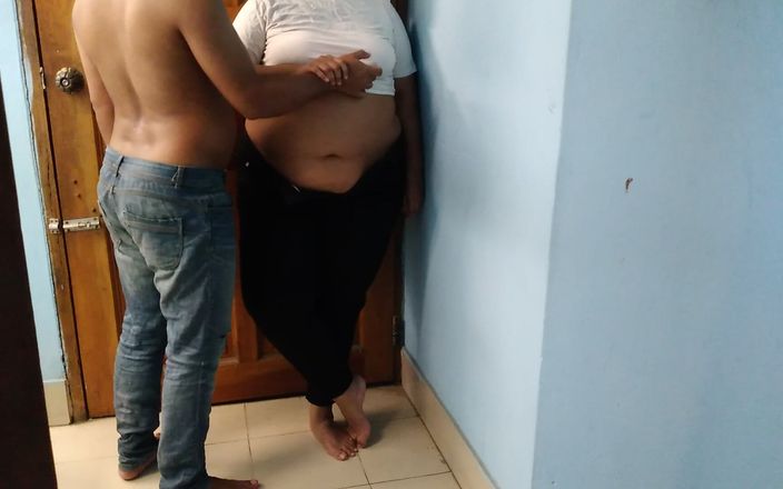 Aria Mia: De stiefzoon neukte de stiefmoeder tijdens het masturberen
