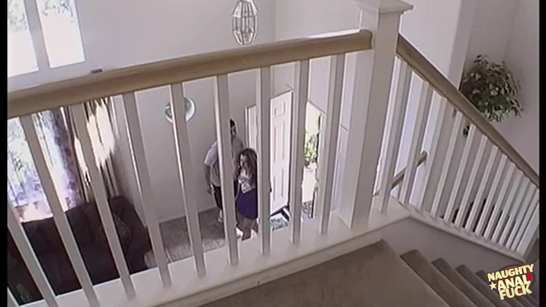 Naughty anal fuck: Desnudándose y posando hace que la morena tetona anhelara anal...