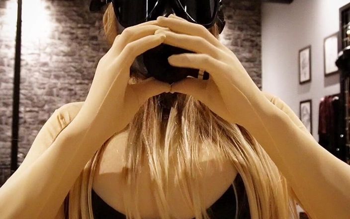 Hooded June: Nouveau masque de baise