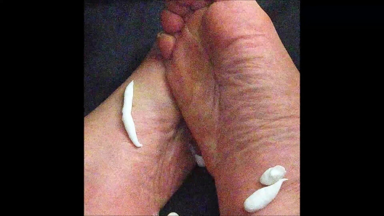 Haydee Rodriguez: Fußanbetung mit lotion