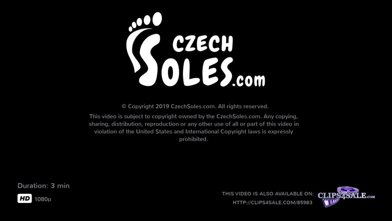 Czech Soles - foot fetish content: Lechtání jejích velkých nohou